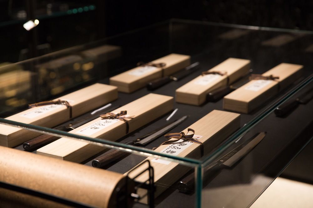 墨尔本qt精品酒店 外观 照片 A display of chocolate bars at a shop in Paris